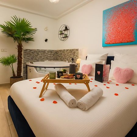 L'Escale Balneo'Romantique - Loveroom - Jacuzzi & Petit Dejeuner Villiers sur Marne Bagian luar foto