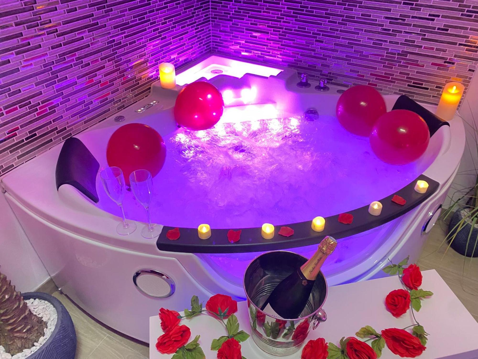 L'Escale Balneo'Romantique - Loveroom - Jacuzzi & Petit Dejeuner Villiers sur Marne Bagian luar foto