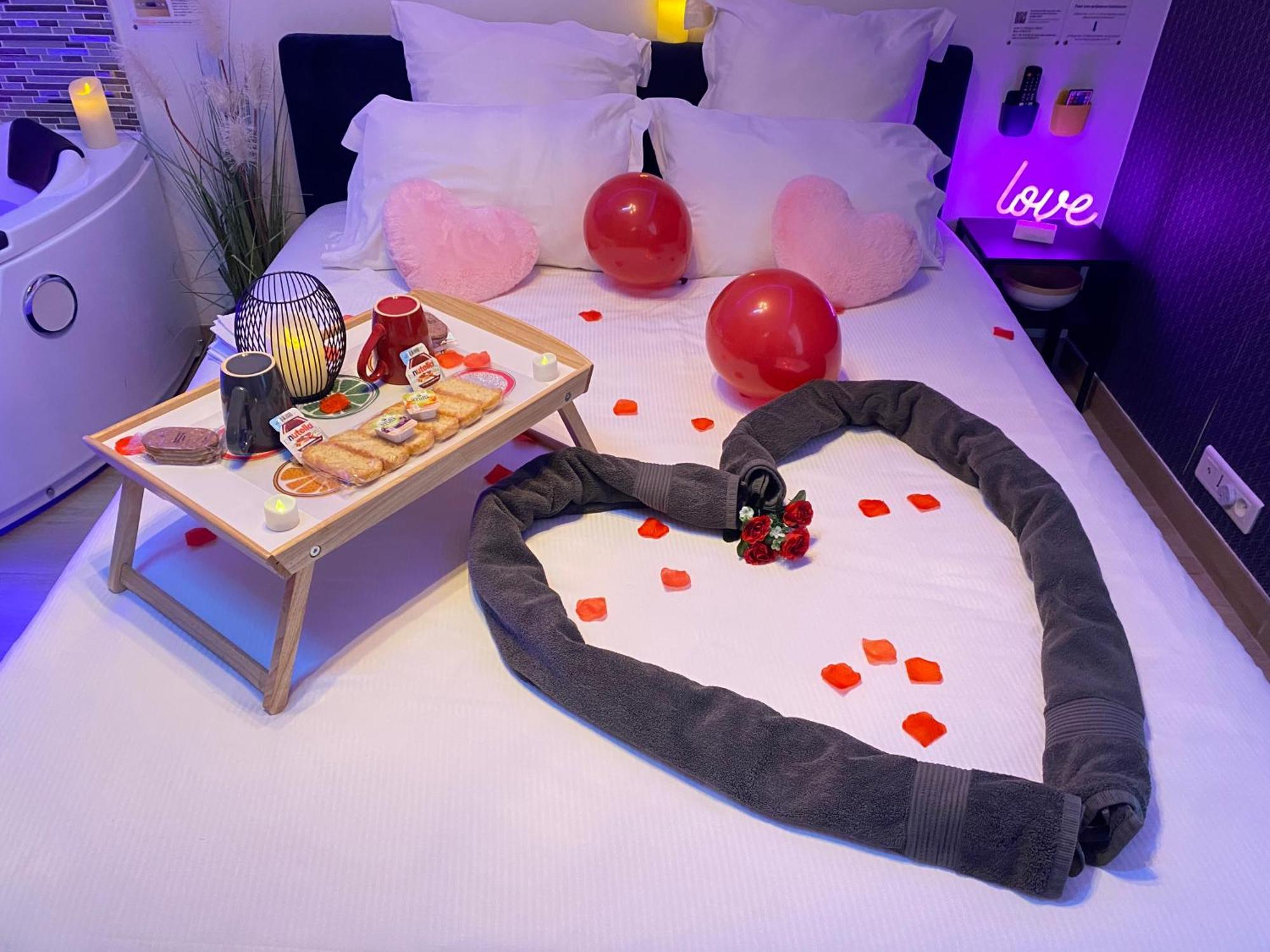 L'Escale Balneo'Romantique - Loveroom - Jacuzzi & Petit Dejeuner Villiers sur Marne Bagian luar foto