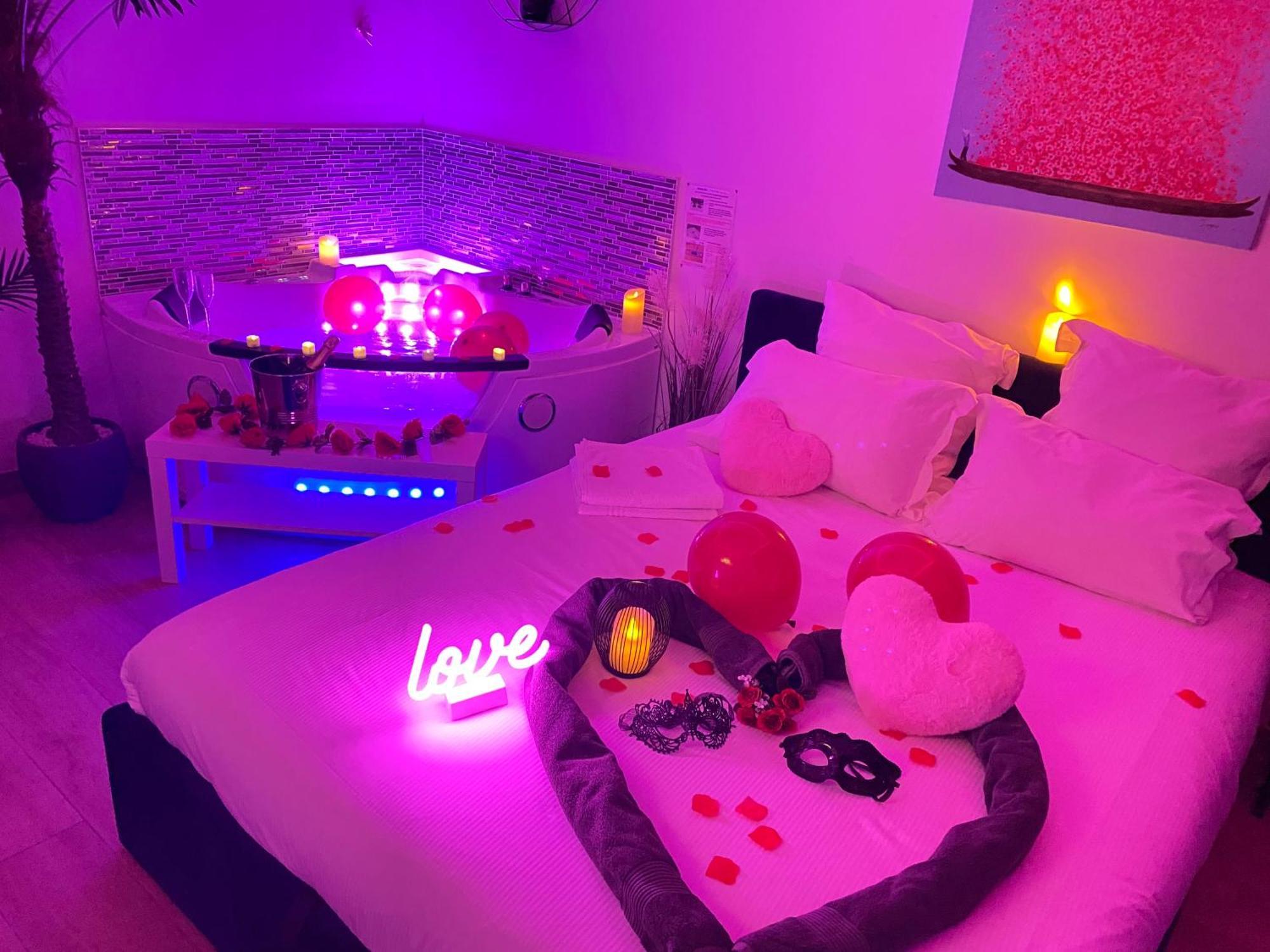 L'Escale Balneo'Romantique - Loveroom - Jacuzzi & Petit Dejeuner Villiers sur Marne Bagian luar foto