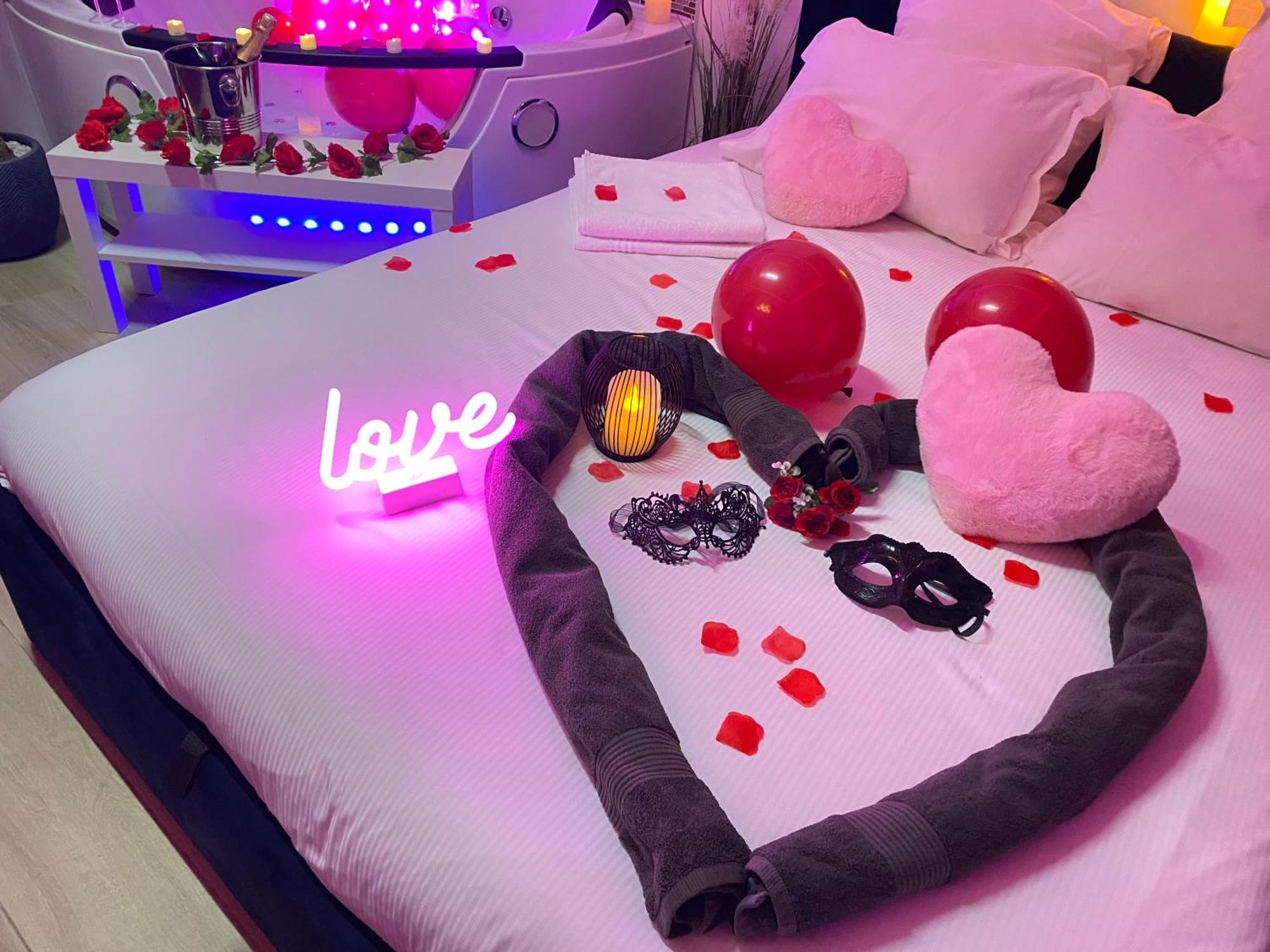 L'Escale Balneo'Romantique - Loveroom - Jacuzzi & Petit Dejeuner Villiers sur Marne Bagian luar foto