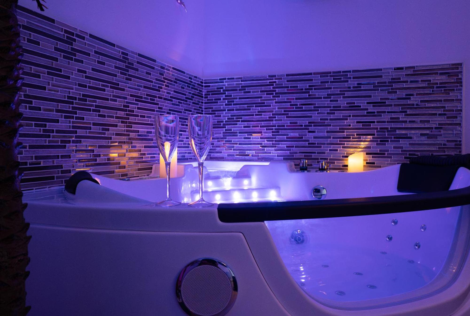 L'Escale Balneo'Romantique - Loveroom - Jacuzzi & Petit Dejeuner Villiers sur Marne Bagian luar foto